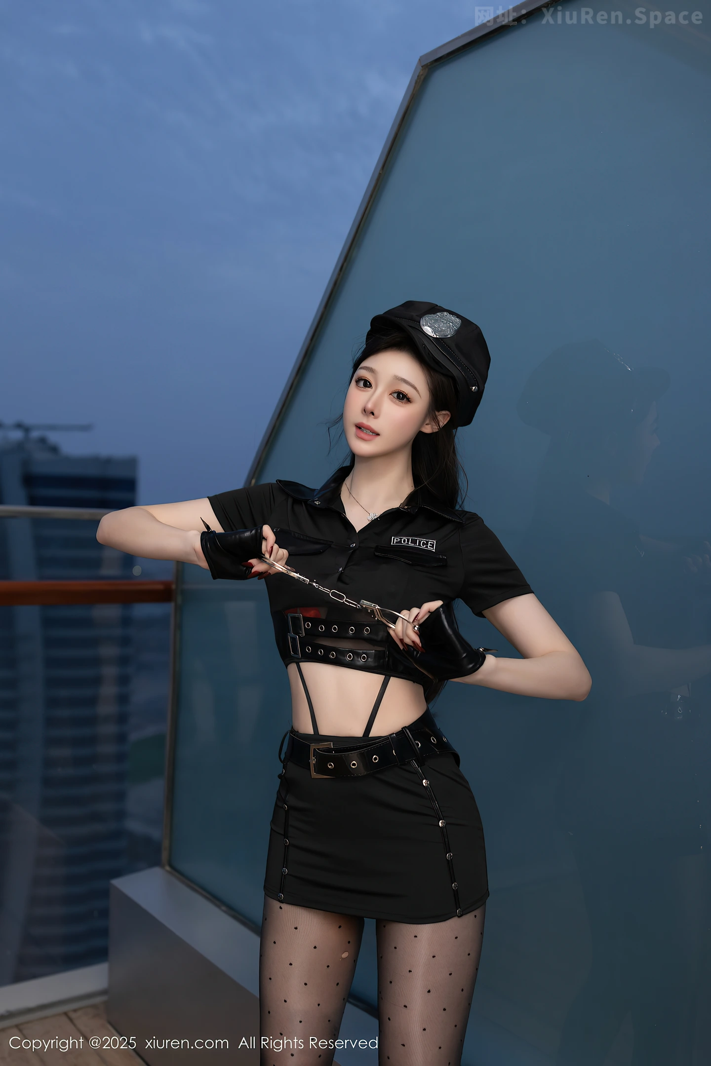 图片[3]-[XiuRen秀人网] VOL.10115 模特小逗逗性感黑色制服露黑色情趣内衣配超薄黑丝极致魅惑写真80P-秀人网官方网站